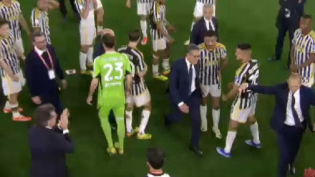 Massimiliano Allegri mentre allontana Cristiano Giuntoli. Foto &copy; Mediaset