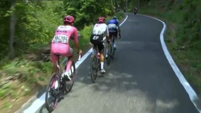 Dries De Bondt con Carapaz e Del Toro - &copy; Screenshot Eurosport