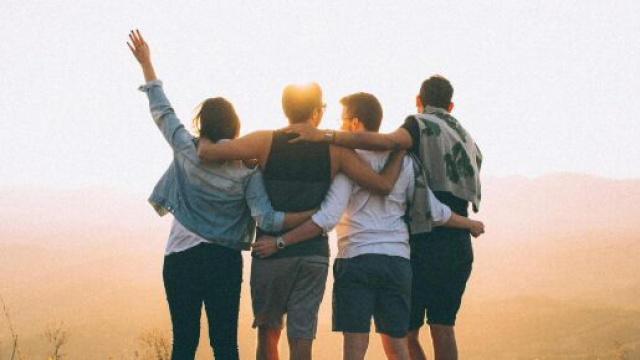 Gruppo di ragazzi di spalle- l&copy;Pexels