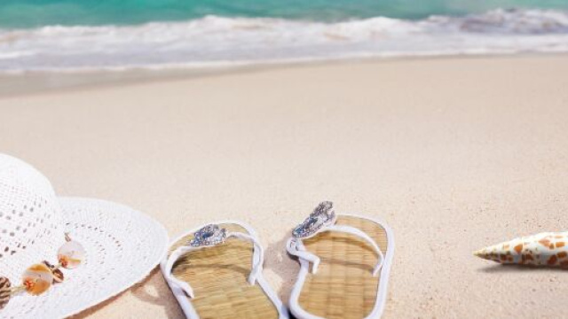 Mare e spiaggia, con cappello, sandali e conchiglia &copy; Pixabay.