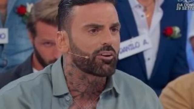 Mario Cusitore in una puntata di Uomini e donne &copy; Mediaset.
