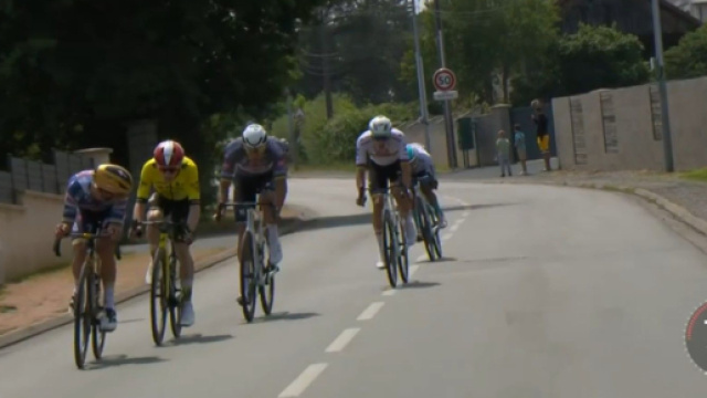 Remco Evenepoel in testa al gruppo &copy; Screenshot da Eurosport.