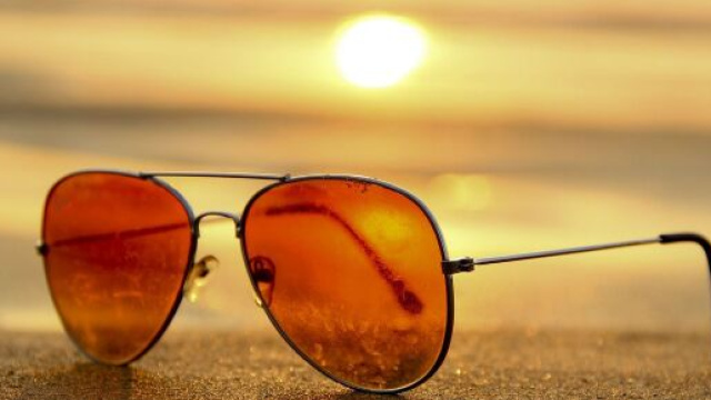 Degli occhiali da sole su una spiaggia (&copy; pixabay)