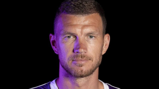 Edin Dzeko con la maglia della Fiorentina &copy; Facebook ufficiale Fiorentina