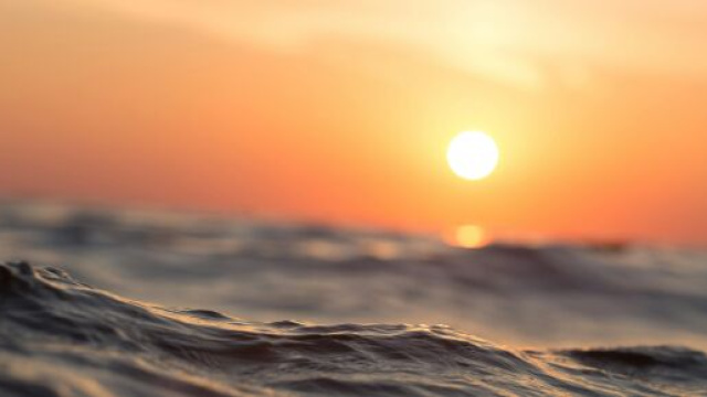 Tramonto sull&rsquo;oceano con riflessi e onde &ndash; &copy; Pexels.