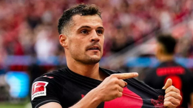 Xhaka indica la maglia profilo Facebook &copy;