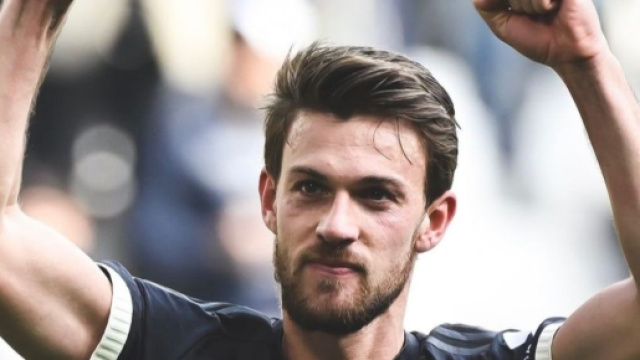 Daniele Rugani esulta dopo un gol con la maglia della Juventus &copy; Juventus