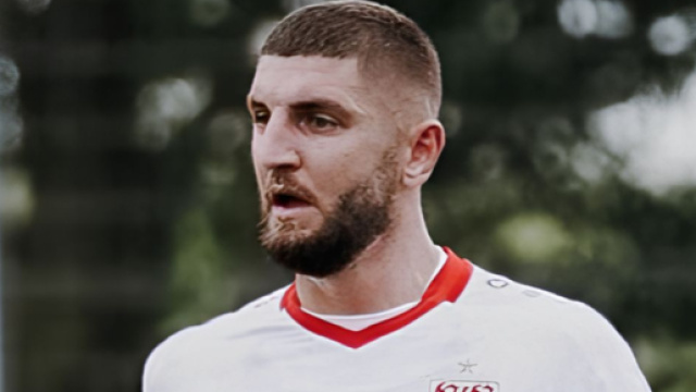 Jeff Chabot con la maglia dello Stoccarda &copy; profilo Instagramjeff_le_chabot