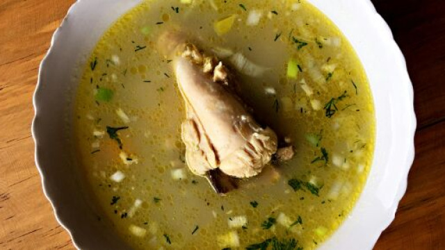 Una zuppa di pollo calda &copy; pexels