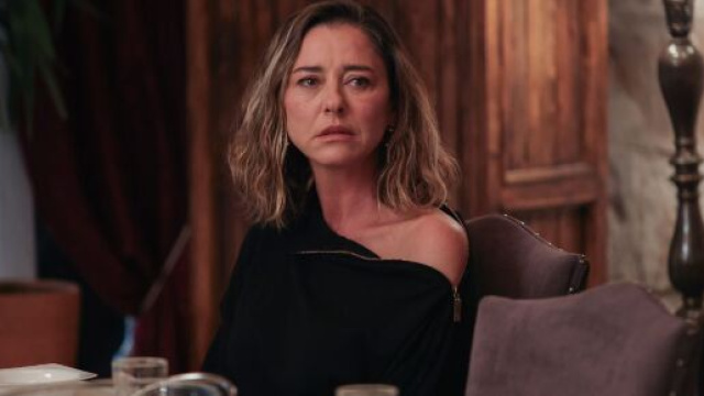 Ece Uslu (Sumru Sansalan) in una posa di La notte nel cuore. &copy; Immagine Mediaset