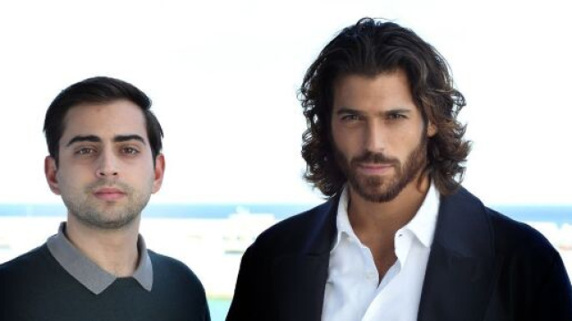 Giovanni Nasta (Turi D'Agata) e Can Yaman (Francesco Demir) &copy; Immagine Mediaset.