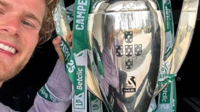 Morten Hjulmand con la coppa della Primeira Liga &copy;️ Instagram