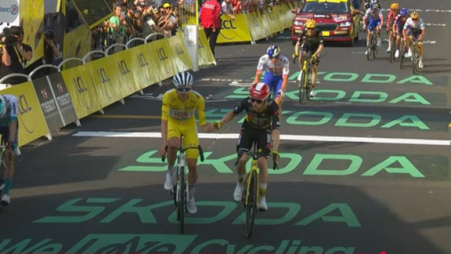 POgacar e Vingegaard all'arrivo di Mont-Dore- &copy; Screenshot Eurosport