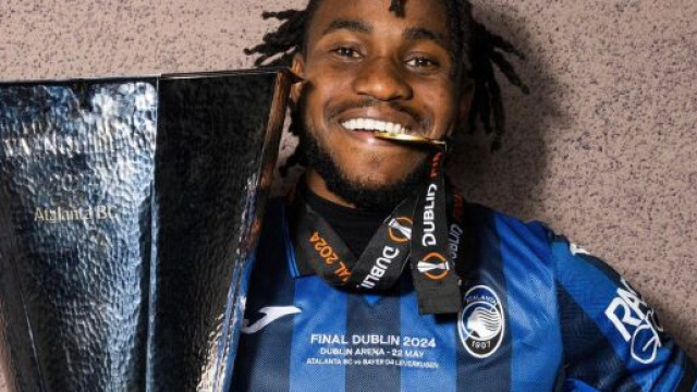 Ademola Lookman con il trofeo dell'Europa League &copy; Atalanta BC
