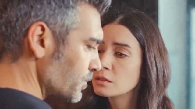 Caner Cindoruk (Sarp) e Ahu Yağtu (Piril) in una scena. Screenshot &copy; La forza di una donna.