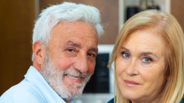 Patrizio Rispo (Raffaele) e Marina Giulia Cavalli (Ornella) in uno scatto di repertorio di Un posto al sole. &copy; Immagine Rai.