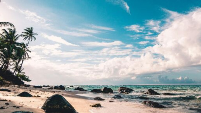 Spiaggia tropicale con nuvole- &copy; Pexels