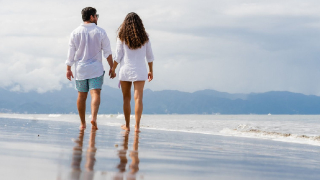 Coppia a passeggio sulla spiaggia - &copy; Pixabay.