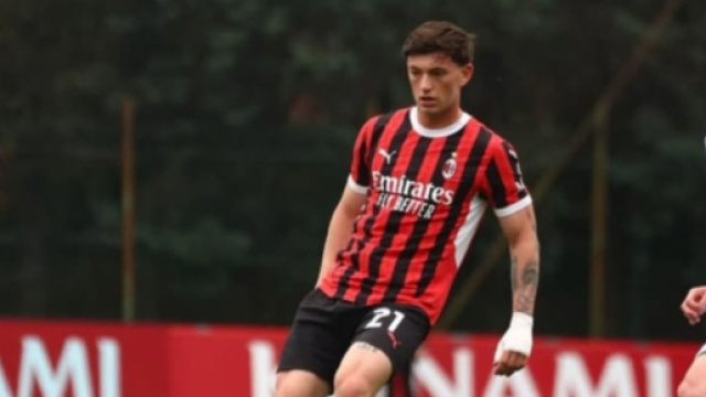 Mattia Sandri con la maglia del Milan - &copy; Instagram / Mattia Sandri