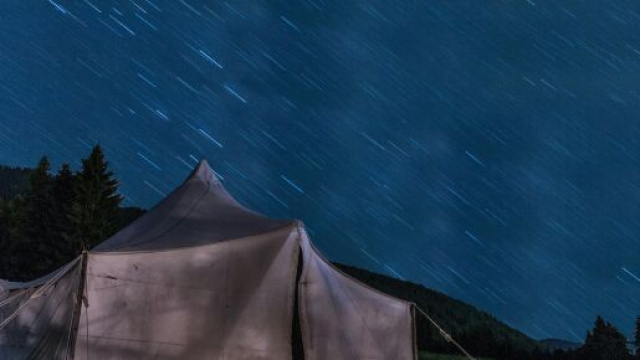 Tenda sotto un cielo stellato, immersa nella natura &ndash; &copy; Pexels.
