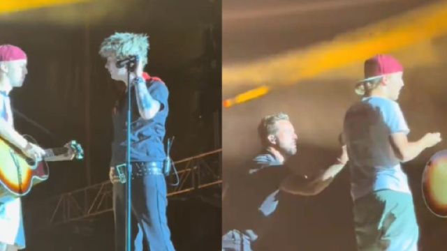 Billie Joe Armstrong dei Green Day sul palco con un fan (screenshot &copy; TikTok),