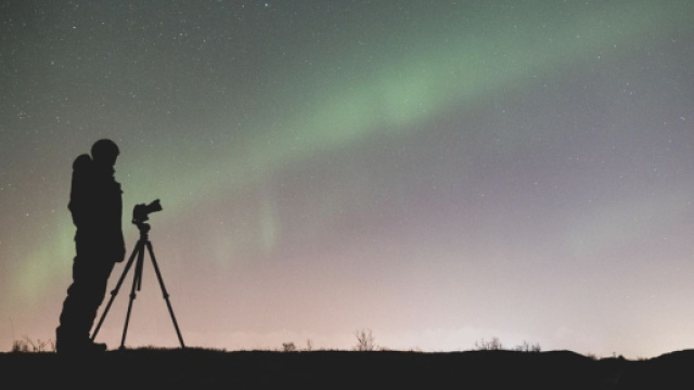 Un uomo in ombra con un telescopio - pixabay.com