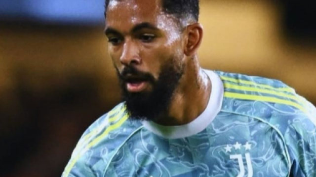 Douglas Luiz, centrocampista della Juventus &copy; Instagram