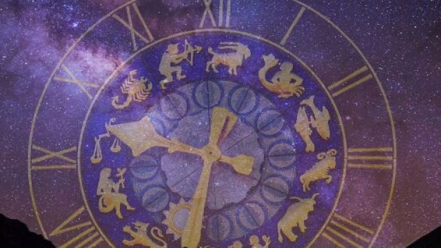 Un orologio con i segni zodiacali &copy; Pixabay.