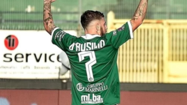 Michele D'Ausilio con la maglia dell'Avellino &copy; Instagram