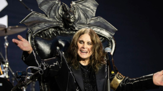 Ozzy Osbourne durante il concerto d'addio del 5 luglio 2025 ( screenshot &copy; SkyNews)