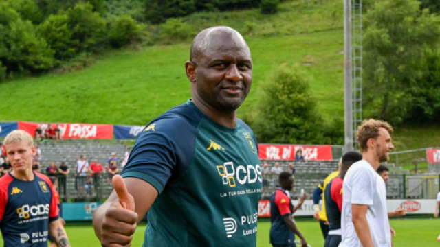 Mister Vieira al lavoro nel ritiro di Moena &copy; Genoa