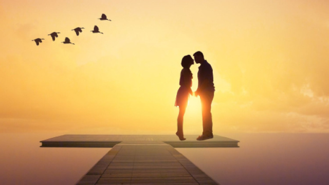 Coppia innamorata su una passerella sospesa sul mare - &copy; Pixabay.