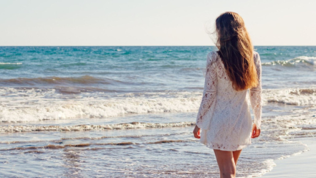 Donna in contemplazione del mare - &copy; Pixabay.