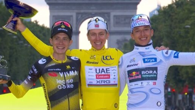 Jonas Vingegaard sul podio del Tour de France- &copy; Screenshot Eurosport