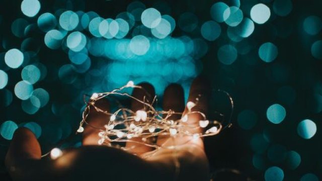 Mano che tiene luminarie- &copy; Pexels.