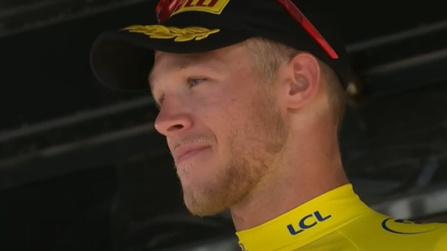 Jonathan Milan in maglia gialla al Delfinato &ndash; &copy; Screenshot Eurosport.