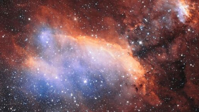 Lo spazio con le stelle e una nebulosa &copy; Pixabay.