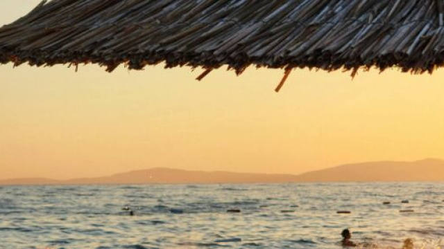 Ombrellone con mare sullo sfondo - &copy; Pexels.