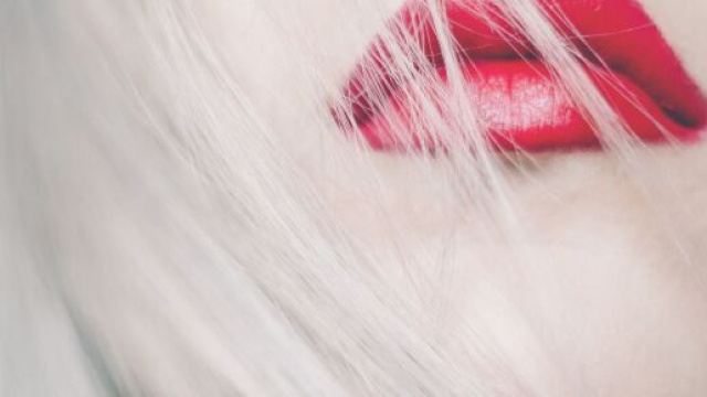 Labbra rosso intenso e capelli biondo platino &ndash; &copy; Pixabay.