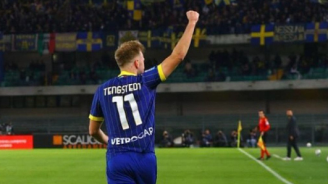 Tengstedt con la maglia del Verona &ndash; Fonte: &copy; Instagram