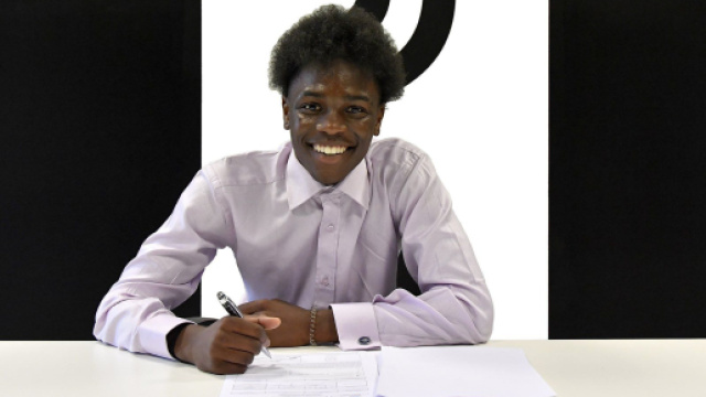 Joseph Nonge alla firma del contratto con la Juventus &copy; Instagram