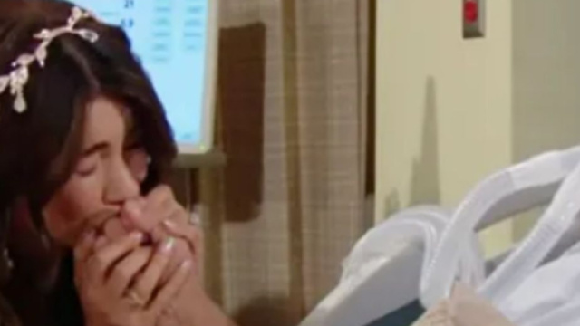 Steffy vicina a Eric di Beautiful &ndash; screenshot &copy; Canale 5.