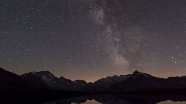 Un cielo stellato, delle montagne e un lago - pixabay.com