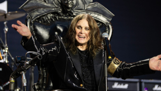 Ozzy Osbourne durante il concerto d'addio del 5 luglio 2025 ( screenshot &copy; SkyNews)