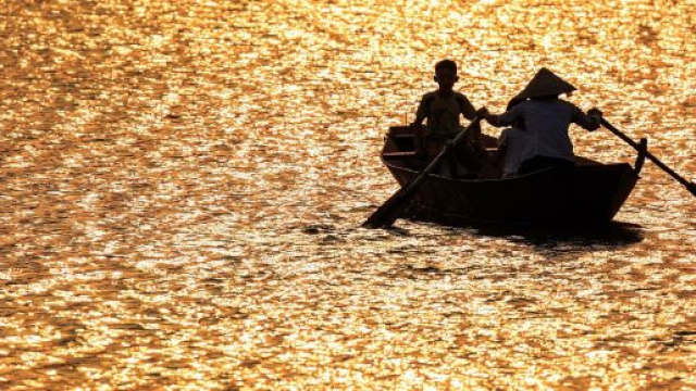 Barca su acqua dorata &copy; Immagine di Pixabay.