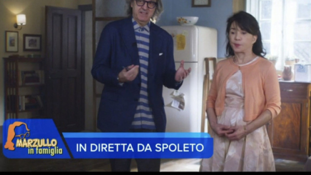 Gigi Marzullo interpreta se stesso con Natalina (Nathalie Guetta) in una scena di Don Matteo. &copy; Immagine Rai