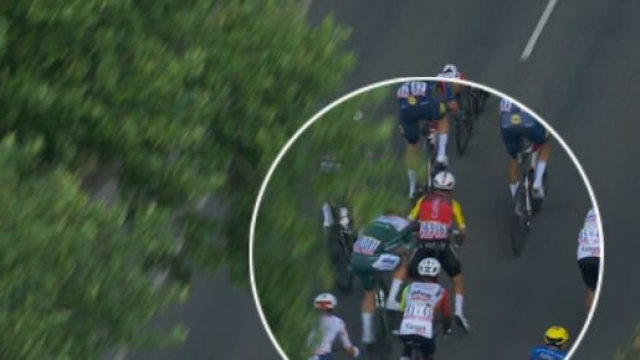 L'incidente che ha costretto al ritiro Philipsen - &copy; Screenshot Eurosport