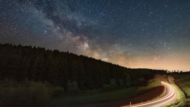 Strada illuminata sotto un cielo stellato &copy; Pixabay