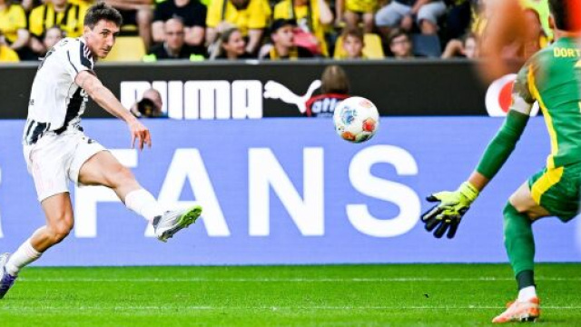 Andrea Cambiaso contro il Borussia Dortmund &copy; Juventus FC