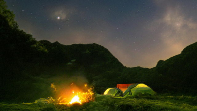 Colline con tende di campeggio e cielo stellato &ndash; &copy; Pexels.